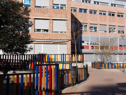 Edificio y patio de juegos del colegio, ahora cerrado, El Porvenir en la calle Bravo Murillo, en Madrid.