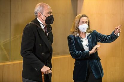La Ministra de Economía, Nadia Calviño junto a Carlos San Juan, este lunes en el Ministerio de Economía.