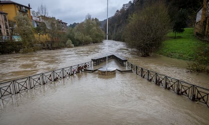 Vista del ro Oria a su paso por Alegia (Gipuzkoa), este lunes.