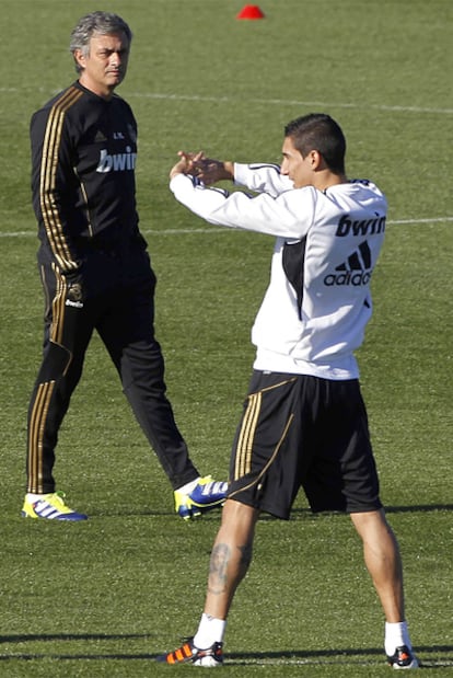 Mourinho observa a Di María durante un entrenamiento de esta semana.