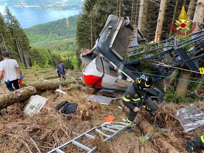 Trabajadores de rescate junto a la cabina de teleférico siniestrada en el monte Mottarone, el 23 de mayo.