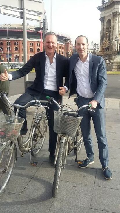 Dos congressistes holandesos, en bicicleta.