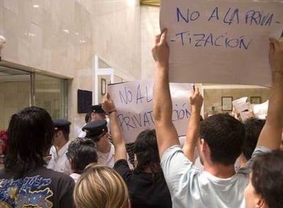 Una imagen de la llegada del consejero Güemes, tomada por CC OO.