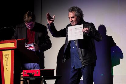 Miguel Ríos durante el acto de entrega de parte de su legado al Instituto Cervantes junto a Luis García Montero en el Teatro Isabel la Católica (Granada) el 21 de diciembre de 2022. 