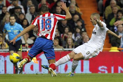 Benzema prueba su disparo ante la presencia de Domínguez.