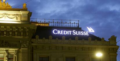 FILE PHOTO: The logo of Swiss bank Credit Suisse is seen at its headquarters in Zurich, Switzerland June 22, 2020. REUTERS/Arnd Wiegmann/File Photo