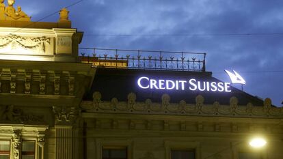 FILE PHOTO: The logo of Swiss bank Credit Suisse is seen at its headquarters in Zurich, Switzerland June 22, 2020. REUTERS/Arnd Wiegmann/File Photo