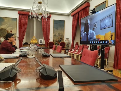 La ministra Arancha González Laya negocia por videoconferencia con su homólogo británico, Dominic Raab, el pasado jueves.