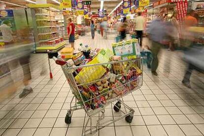 Los supermercados ganan terreno al pequeño comercio.