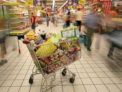 Los supermercados ganan terreno al pequeño comercio.