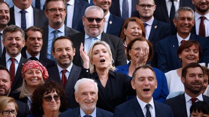 La líder del Reagrupamiento Nacional (RN), Marine Le Pen, posa en la foto de familia de los diputados del partido de  extrema derecha en la Asamblea Nacional, este miércoles en París.