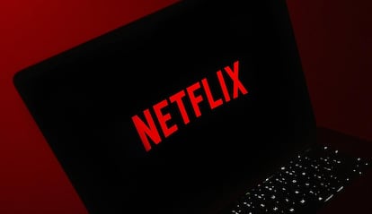 Ordenador portátil con el logotipo de Netflix