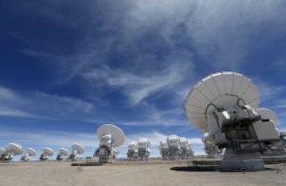 Detalle de dos antenas radiotelescópicas en movimiento del centro de apoyo de operaciones (OSF en inglés) del Atacama Large Millimeter Array (ALMA). EFE/Archivo