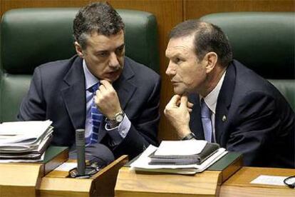 El <i>lehendakari </i>Ibarretxe (derecha), junto al portavoz del PNV, Iñigo Urkullu, en el Parlamento vasco.