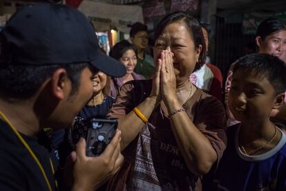 Una mujer se emociona durante la llegada de los últimos niños rescatados al Hospital Chiangrai Prachanukroh, el 10 de julio de 2018 en Chiang Rai, Tailandia.  