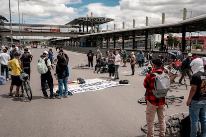 Manifestantes bloquean la estación de Banderas de Transmilenio, en la mañana del miércoles.