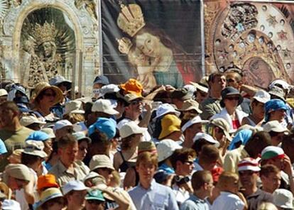 Peregrinos escuchan al papa Juan Pablo II durante la misa que ofició en Lourdes.