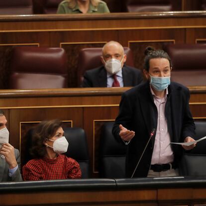 MADRID, 17/022021.- El vicepresidente segundo del Gobierno, Pablo Iglesias (d), responde al diputado popular Teodoro García Egea (no aparece) en presencia del presidente del Gobierno, Pedro Sánchez (i), y la vicepresidenta primera, Carmen Calvo (c), durante una nueva sesión de control celebrada este miércoles en el Congreso de los Diputados en medio de nuevas discrepancias en el seno del Ejecutivo con sus socios de Unidas Podemos. EFE/Juan Carlos Hidalgo