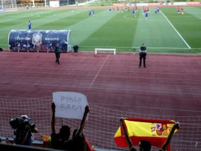 La selección se entrena en Las Rozas ante una muchedumbre de hinchas enfadados, dirigidos por los cánticos de un grupo ultra contra el jugador del Barça, que protesta por las cargas policiales en Cataluña