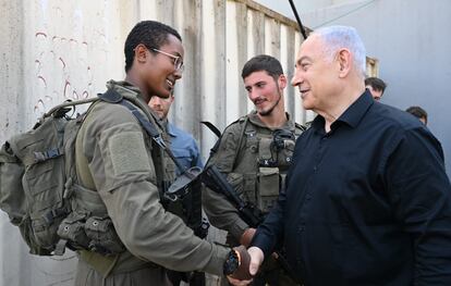 Netanyahu, en un momento de su visita a las tropas israelíes en la frontera libanesa, este domingo, en una foto cedida por el Gobierno israelí.