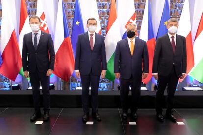 De izquierda a derecha los primeros ministros de Eslovaquia, Igor Matovic, de Polonia, Mateusz Morawiecki, de Hungría, Viktor Orbán, y de República Checa, Andrej Babis, en una cumbre de Visegrado en la ciudad polaca de Lublín el pasado septiembre.