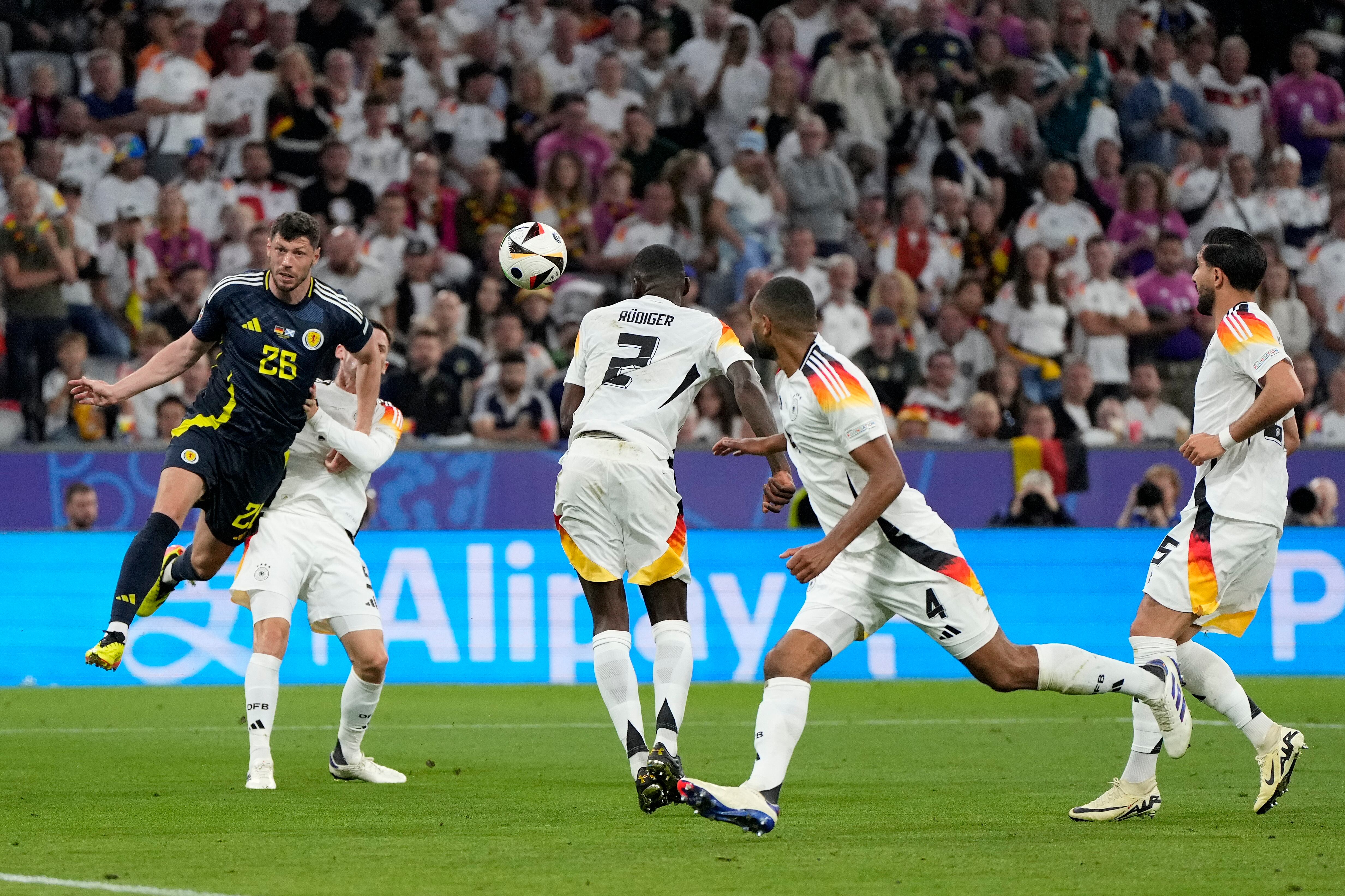 Antonio Rudiger, defensa Alemán, marca en propia puerta.