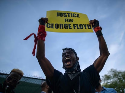 Un manifestante, en el primer aniversario del asesinato de George Floyd, el 25 de mayo de 2021 en Brooklyn (Nueva York).