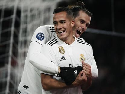 Bale felicita a Lucas Vázquez tras el segundo gol del Madrid.