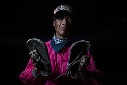 Miguel Villegas, de 33 años, ha participado en la carrera Caballo Blanco desde hace seis años. Villegas, como la mayoría de los tarahumaras, fabrica sus propias sandalias para correr con plantillas de hule de neumático.
