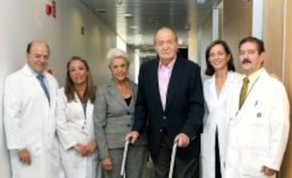 Fotografía facilitada por la Casa de S.M. el Rey, de Don Juan Carlos, junto a la empresaria y directiva al frente del Grupo Quirón, Pilar Muro (3i), y la directora gerente del Hospital Quirón Madrid, Lucía Alonso (2d), y el equipo médico que le ha atendido, tras recibir hoy el alta hospitalaria, después de completar "de forma muy satisfactoria" el postoperatorio de la intervención quirúrgica en la cadera izquierda