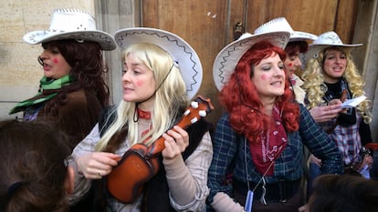 La chirigota Las Niñas interpreta una de sus canciones durante el carnaval de Cádiz.