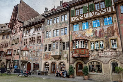 Casas típicas con las fachadas decoradas en una calle del centro de Stein am Rhein. 