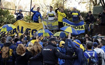 Aficionados de Boca Juniors fuera del hotel del equipo en Madrid.