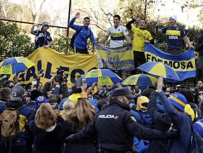 Aficionados de Boca Juniors fuera del hotel del equipo en Madrid.