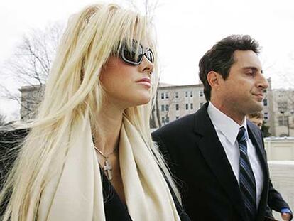 Anna Nicole Smith, junto al abogado Howard K. Stern, a la salida del Tribunal Supremo.