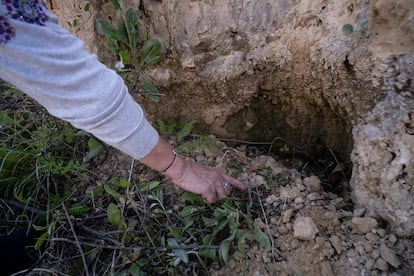 Uno de los agujeros realizados para expoliar el dolmen de Motelirio, en Castilleja de Guzmán.
