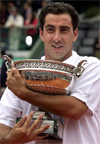 El tenista español Albert Costa abraza la copa de campeón del torneo internacional de tenis Roland Garros 2002.