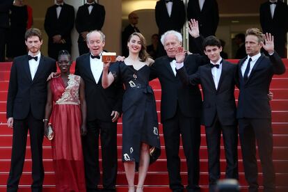 De izquierda a derecha: los actores Jeremie Renier y Louka Minnella, el director Jean-Pierre Dardenne, Adele Haenel, el actor Luc Dardenne, y los actores Nadege Ouedraogo y Olivier Bonnau, en la presentación de la película 'The Unknown Girl'.