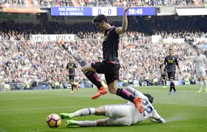 Gerard intenta evitar a Isco tras caer sobre el terreno de juego.