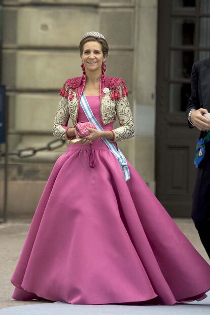 La infanta eligió este vestido de Lorenzo Caprile para asistir (así de 'torera') al enlace de Victoria de Suecia. 