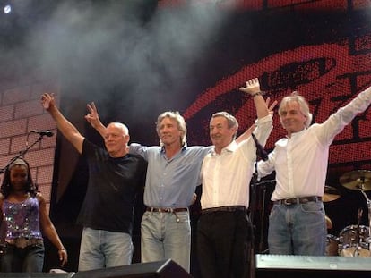 De izquierda a derecha, Gilmour, Waters, Mason y Wright, en un concierto en Londres en 2005.