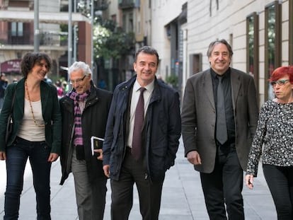 De izquierda a derecha, Montse Bened&iacute;, Santiago Vidal, Alfred Bosch, Juanjo Puigcorb&eacute;, Trini Capdevila.