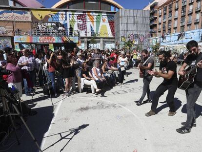 Un concierto solidario en la Campo de la Cebada, en el barrio de La Latina.