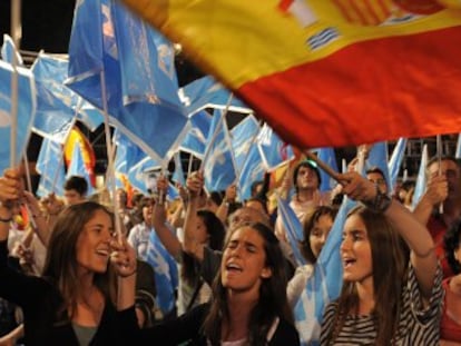 Simpatizantes del PP celebran la victoria de las elecciones 2011 en Génova.