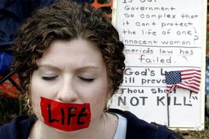 Una participante en la protesta ayer, ante el centro de Florida donde reside Terri Schiavo, contra la decisión del Supremo de no volver a alimentarla.