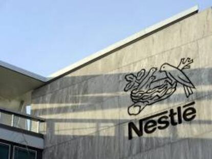 El logo de Nestlé en la sede de la multinacional en Vevey (Suiza). EFE/Archivo