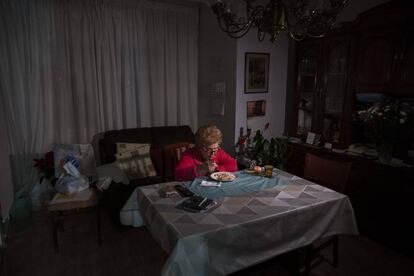 Una anciana celebra sola la Nochebuena, en Barcelona.