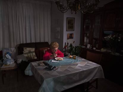 Una anciana celebra sola la Nochebuena, en Barcelona.