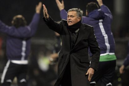 Mourinho da instrucciones durante el partido ante el Lyon.