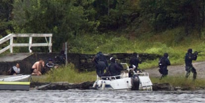 Miembros de las fuerzas de élite de la policía desembarcan en la isla de Utoya durante el tiroteo, en julio pasado.